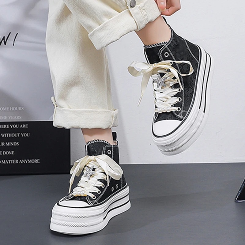 Women Platform Canvas Shoes Embroidery Design Luxry Heel Skateboard Pearl Decoration Lace Up Shoe Casual Trend Outdoor Sneakers