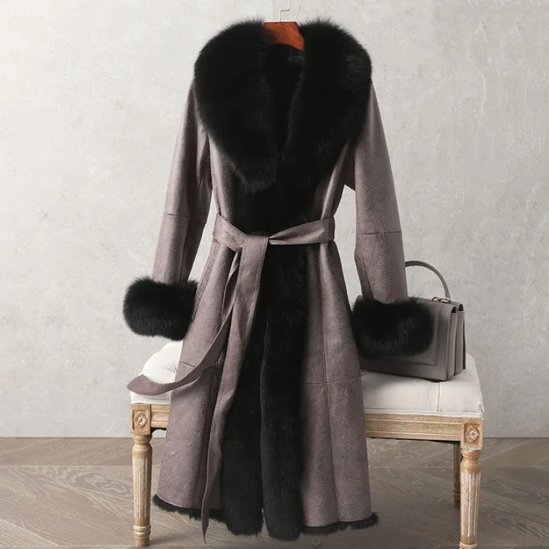 Ein neuer taillierter Pelzmantel für Damen mit mittellanger Mischung und