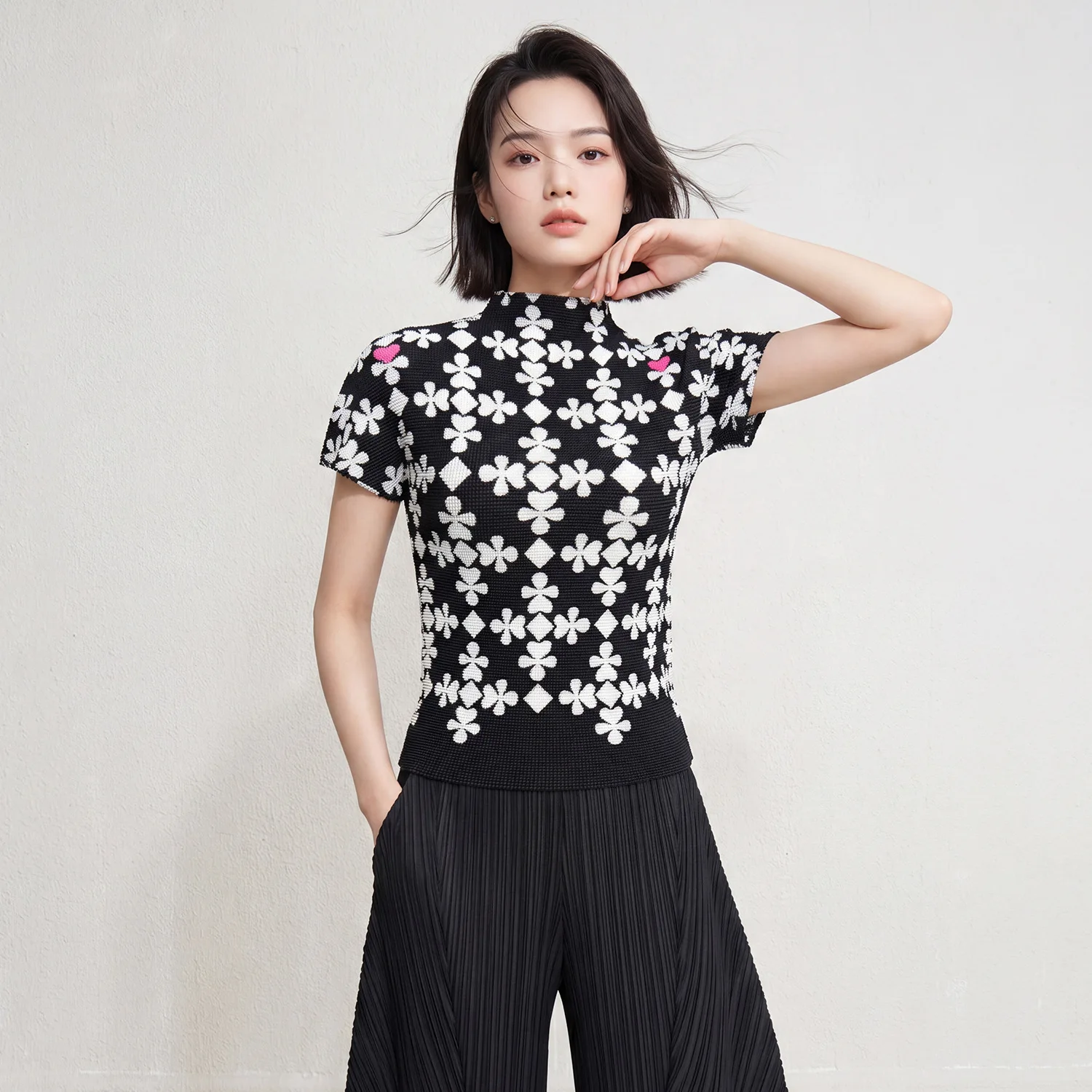 t-shirt-a-manches-courtes-coupe-ajustee-avec-imprime-plisse-et-motif-poker-col-semi-montant-haut-decontracte-polyvalent-pour-femme-ideal-pour-le-quotidien