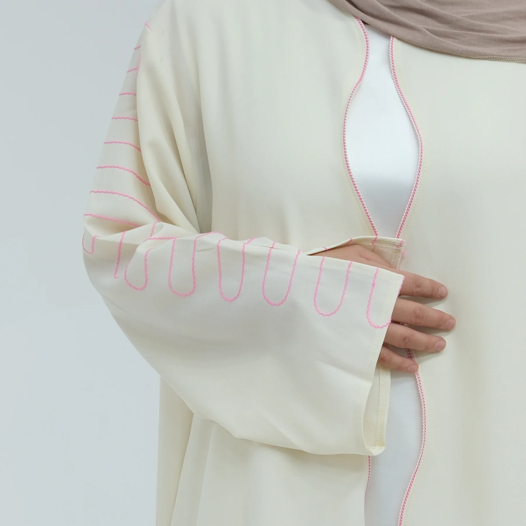 2025 Heißer Verkauf Dubai VAE Elegante muslimische Abaya Frauen islamisches hellfarbenes rosa gefüttertes Stickdesign für Märkte im Nahen Osten