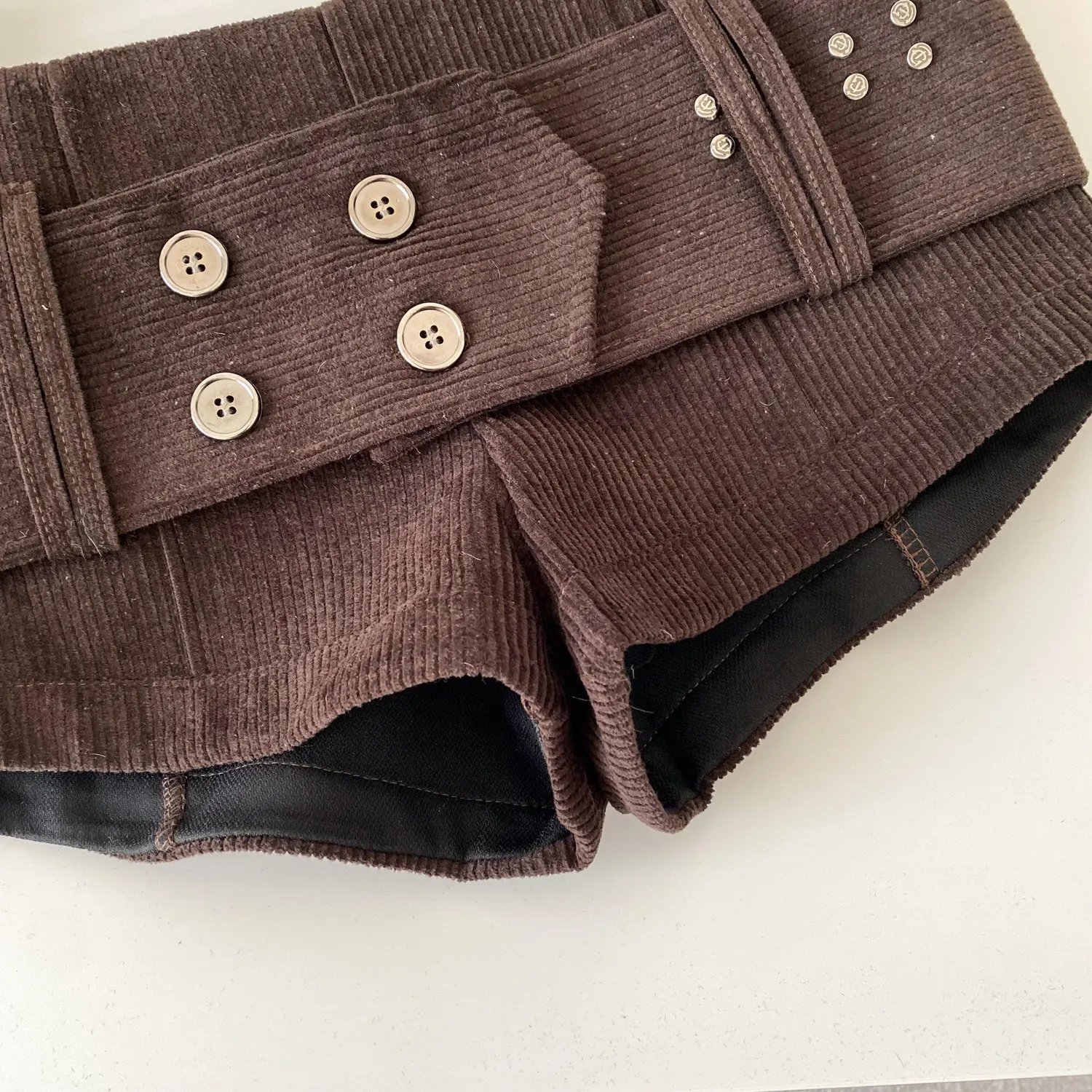 Clothland Women Sweet Corduroy Shorts With Wide Belt Zipper White Black Retro Vintage Female Sexy Mini Shorts SA84