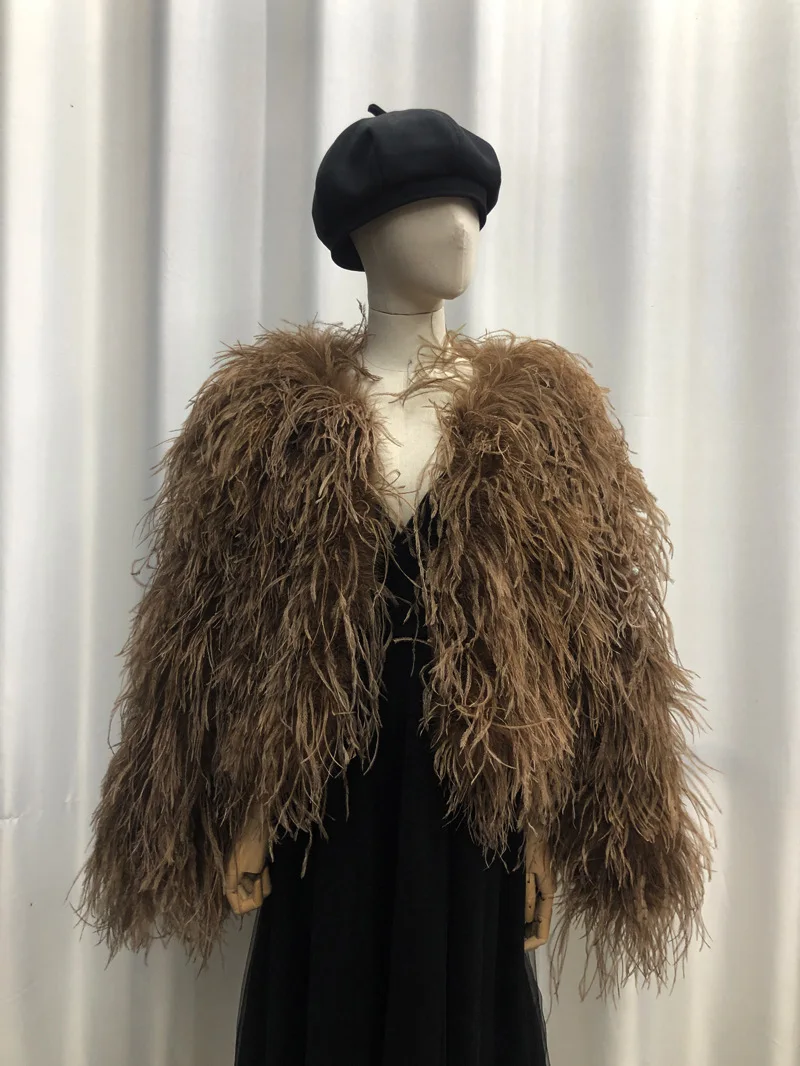 سترة شتوية للنساء معطف ريش النعام الحقيقي متعدد الألوان منفوش دافئ أنثى ناعمة موضة ملابس خارجية للحفلات المسائية في الهواء الطلق