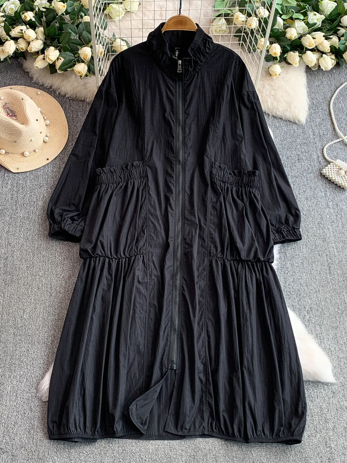 Damska kurtka wiatrówka plus size w stylu vintage, khaki, plisowana, ze stójką, luźna, wyszczuplająca, długa, jesień, moda.