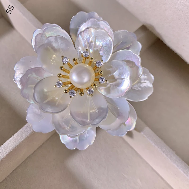 

Exhibition Fair Jewelry Natural Freshwater Pearl Fritillaria Camellia Brooches Pins for Garment Charm Accessories of Women