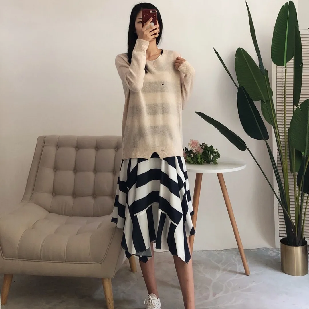 فستان صيفي أنيق لعام 2025 بخصر مرتفع وخط أيه-لاين، بتصميم مخطط، مناسب للعطلات، بحافة غير متماثلة وأكمام طويلة ورقبة مستديرة.