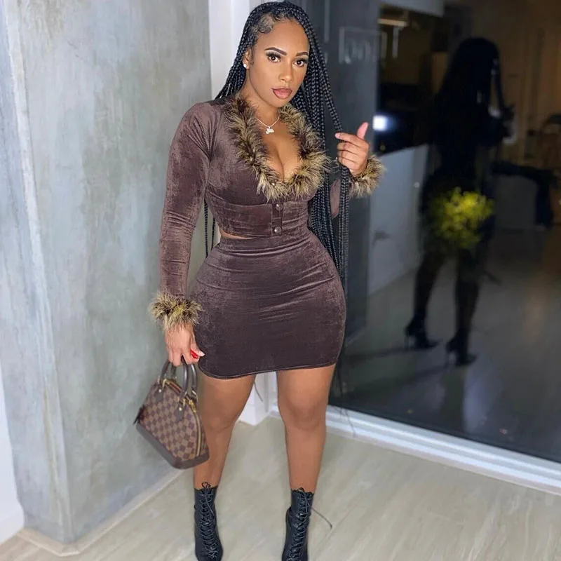 

Осенне-зимний бархатный комплект из двух предметов с перьями, женские наряды для ночного клуба, топ на пуговицах с длинными рукавами и v-образным вырезом, одинаковые комплекты мини-юбки