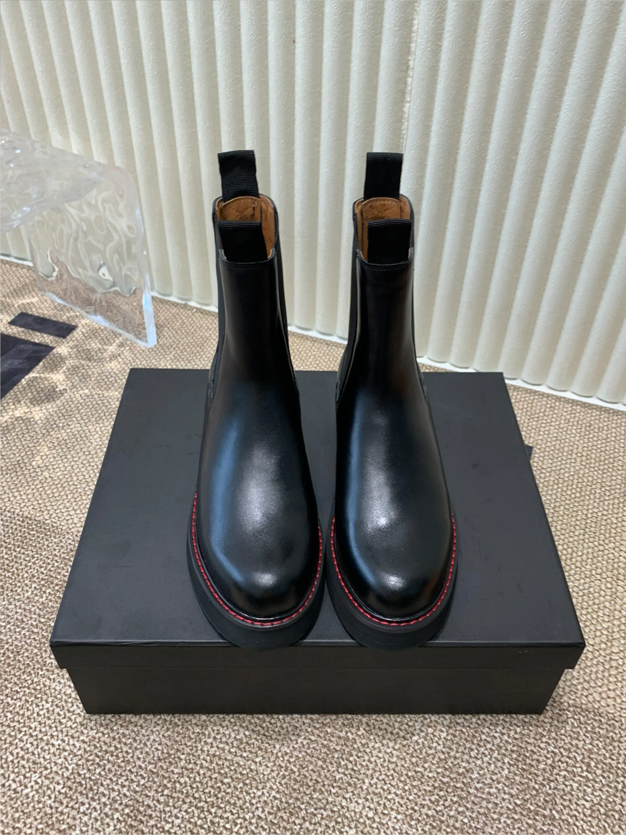 أحذية تشيلسي كلاسيكية سميكة القطع لعام 2025 بمقدمة مستديرة أحذية قصيرة مصنوعة يدويًا من نسيج الجلد ناعم ومريح موديل جديد #1