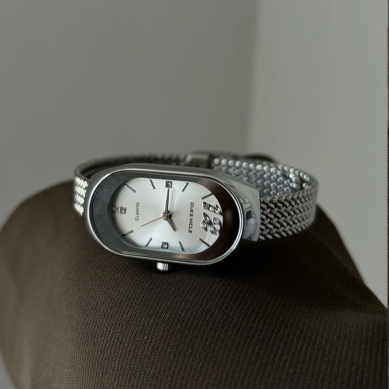 ساعة نسائية بيضاوية الشكل بتصميم بسيط وأنيق، تتميز بحزام فولاذي، طراز قديم عصري وبسيط. #3