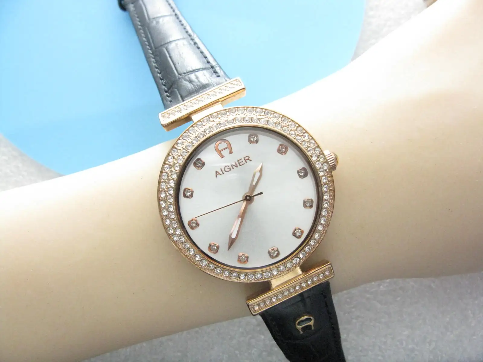 Big  A（Circle diamond） Shell dial second-hand quartz aigner women's watch