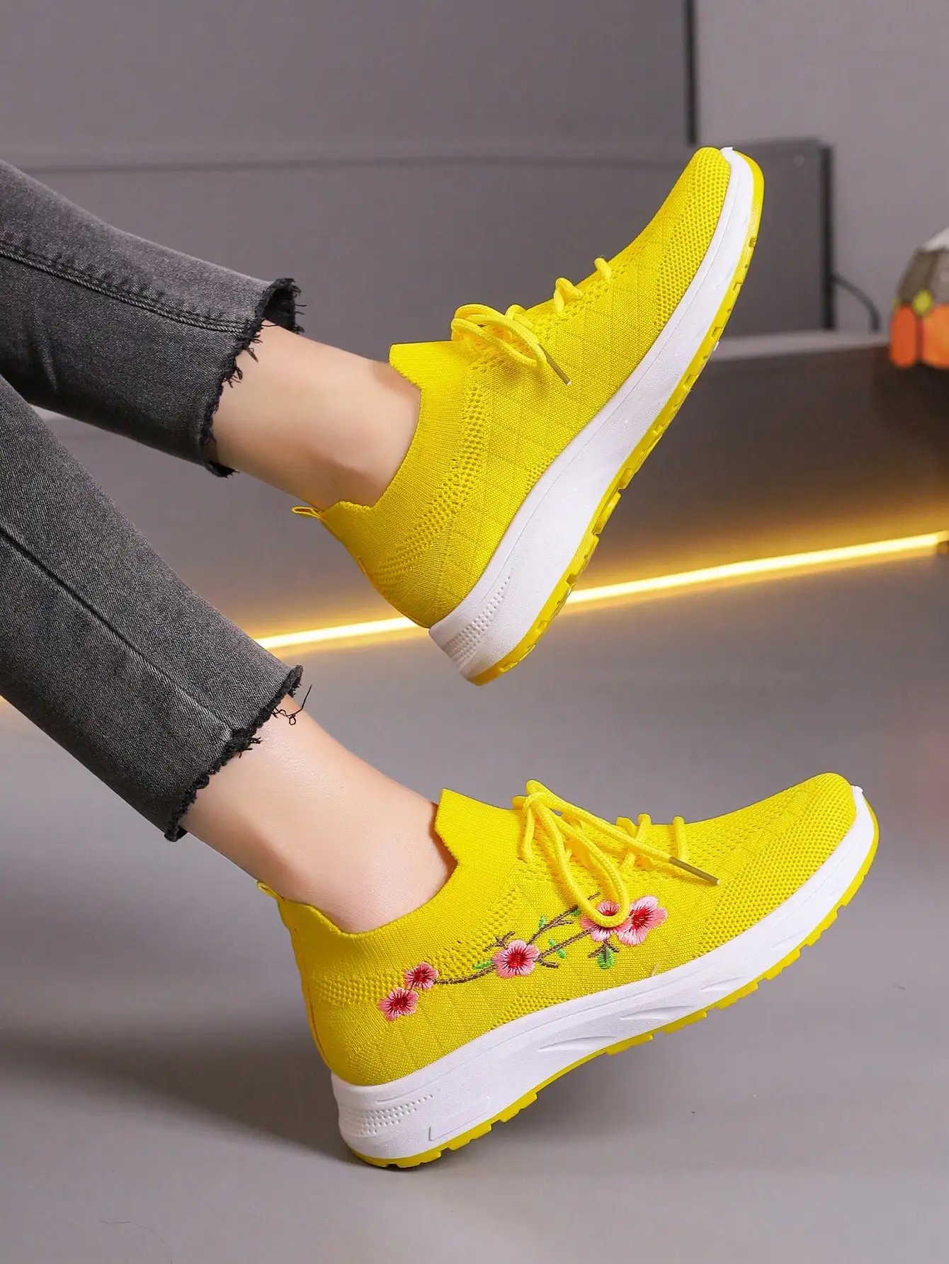 Spring new women\'s sports shoes, fashionable, breathable, lightweight, non-slip, wear-resistant, casual sports shoes, flat shoes