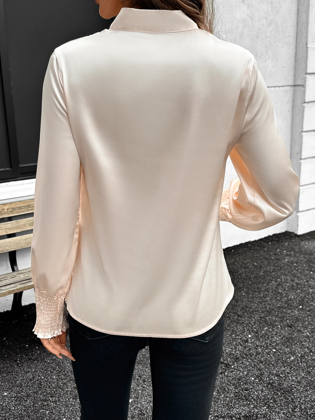 Elegant satijnen shirt met lange mouwen voor dames met geplooide vlinderdas, chique top voor zakelijk of vrijetijdskleding