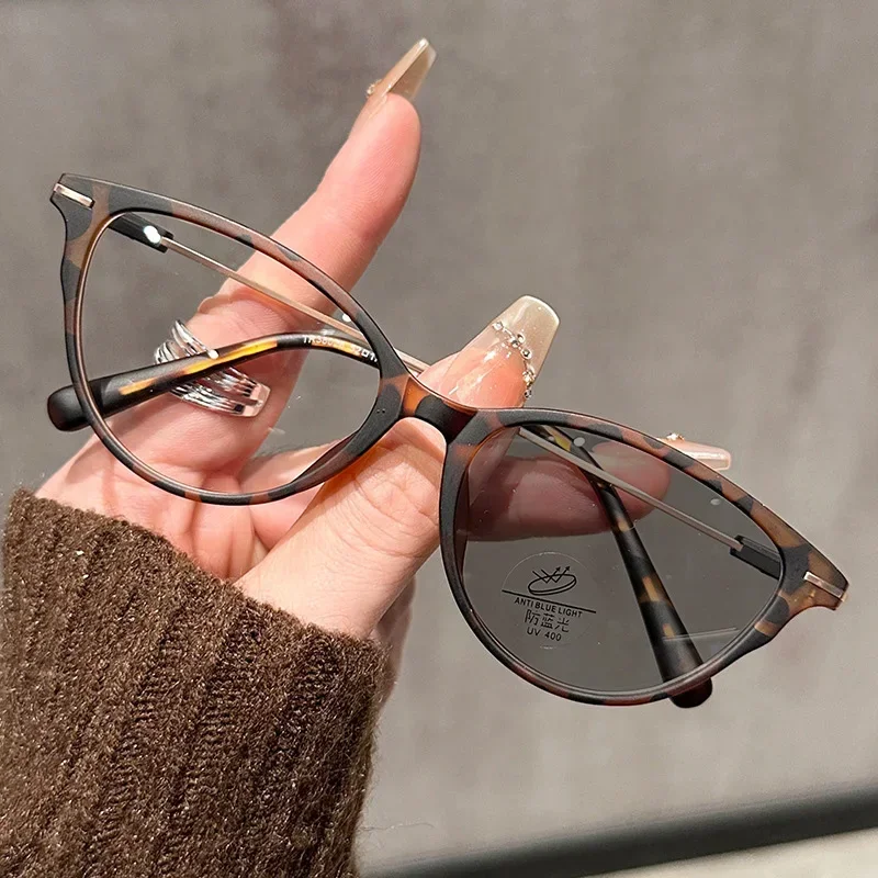2025 New Retro Cat Eye Photochromic Myopia Glasses Ultra Light Neutral High-end Stylish Anti Blue Light Myopia Glasses