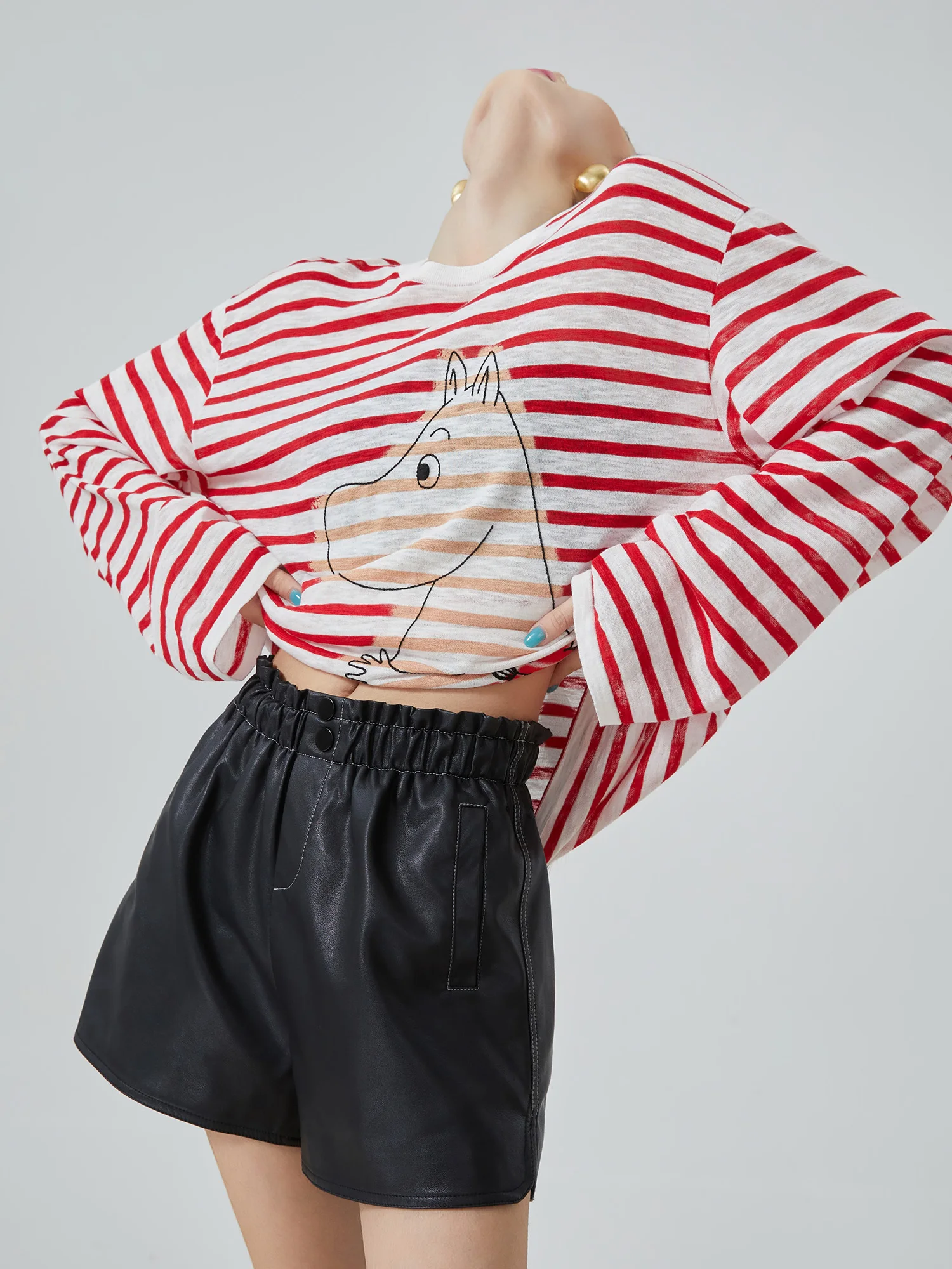 

Красная полосатая футболка с мультяшным принтом, женская, летняя, новая, свободного кроя, повседневная, универсальная, антивозрастная, из полиэстера, с круглым вырезом