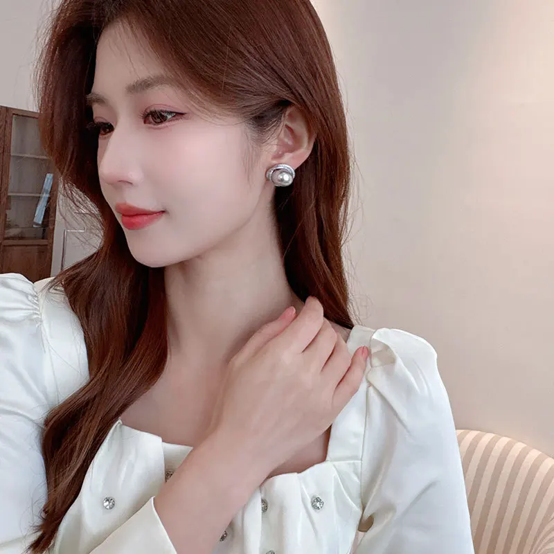 High-end, niche commuting earrings with a light luxury style, zirconia 925 silver needle, simple and elegant pearl stud earrings