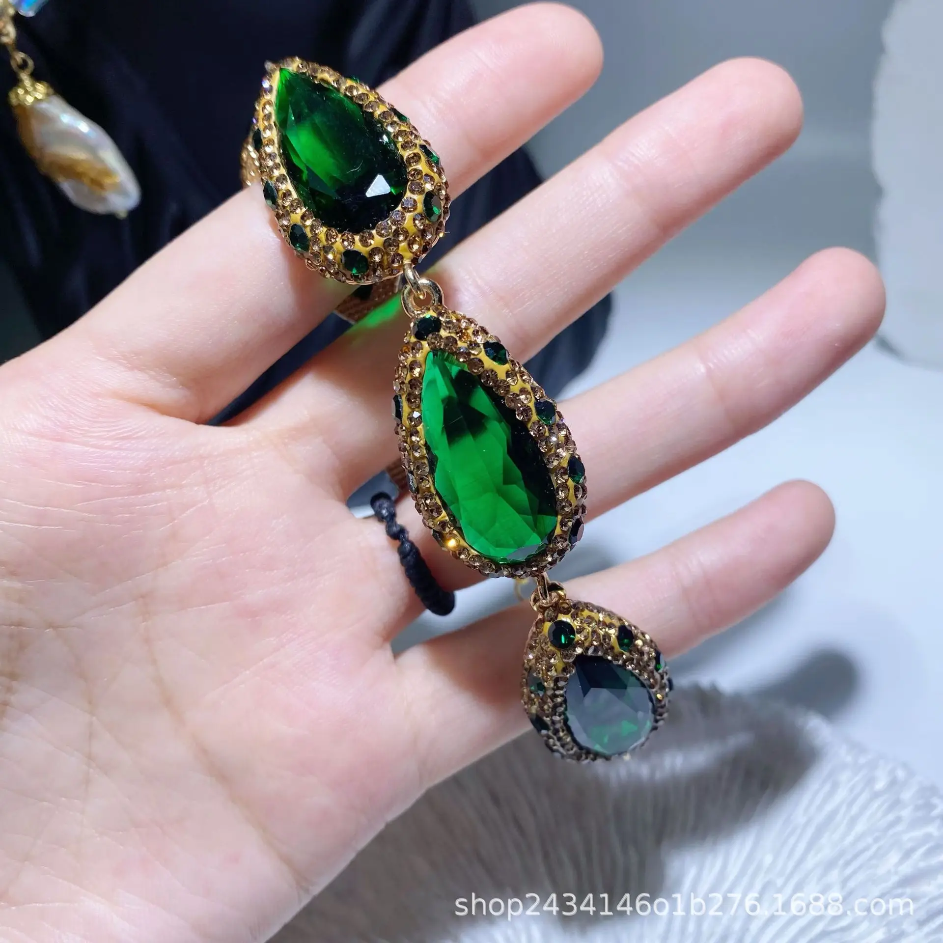 

European and American atmosphere hand-inlaid fashion high-end French bracelet bracelet bracelet K9 crystal versatile green women