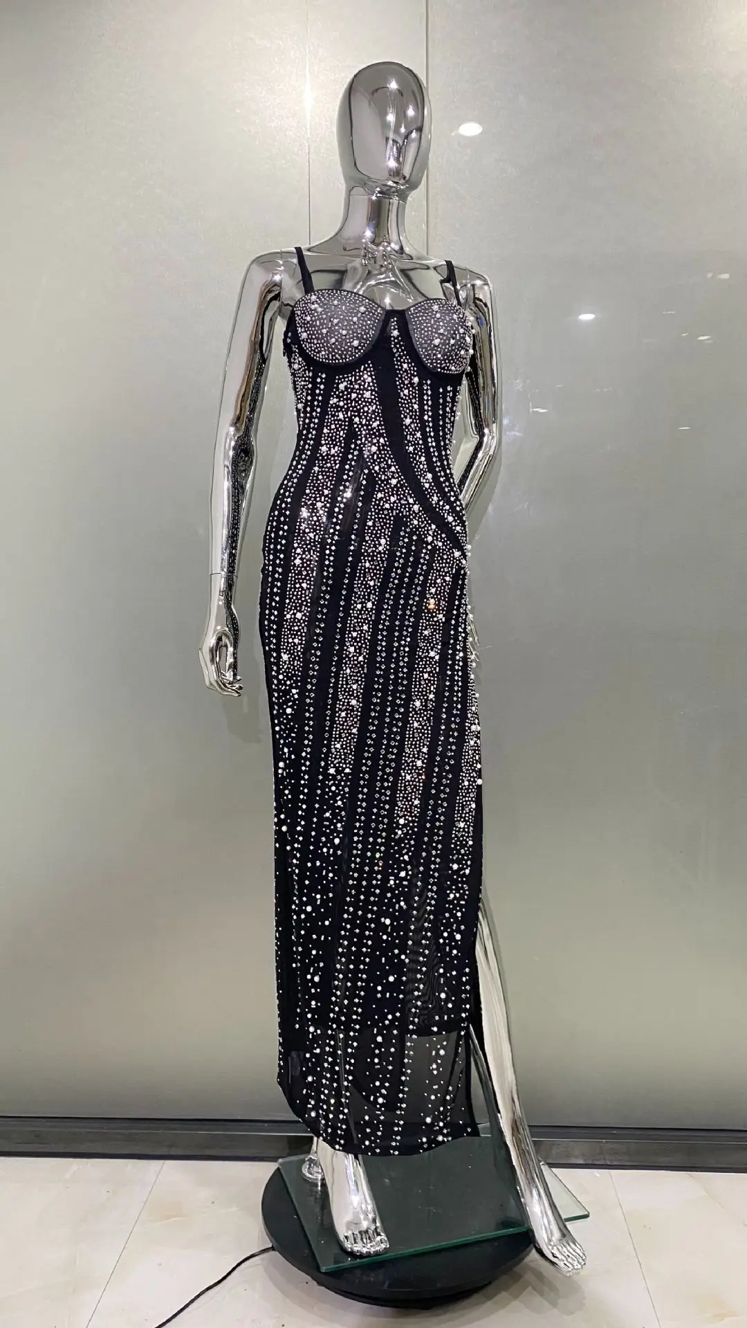 Robe de Soirée Sexy à Caraco de Haute Qualité, Tenue de Standing, Prêt-à-porter, de Couleur Marron, avec des Strass