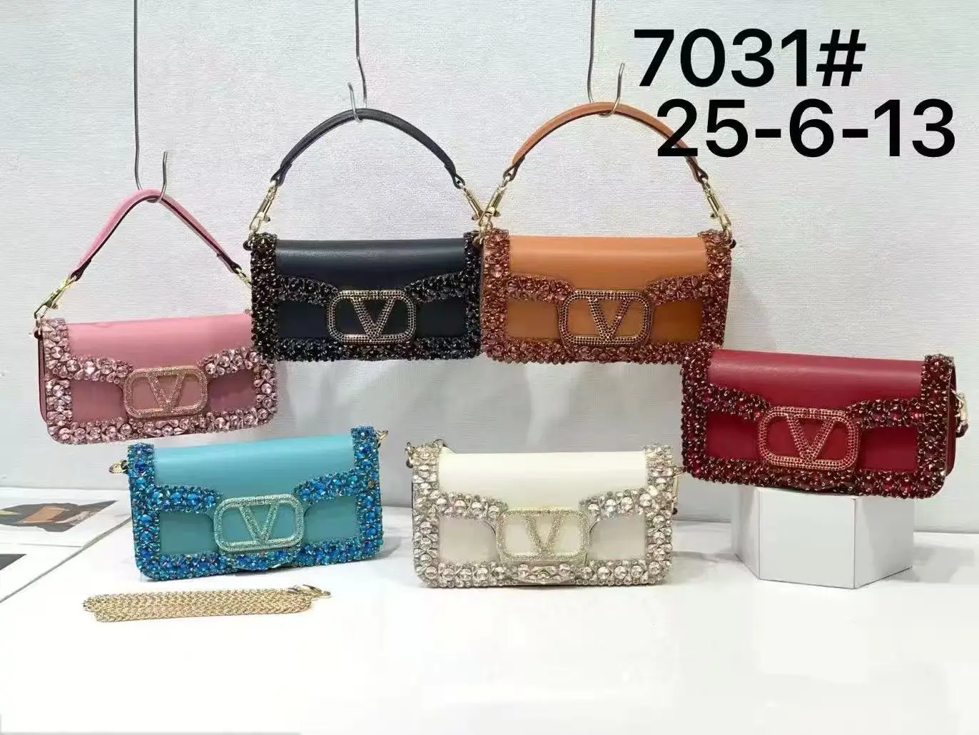 

Женская сумка-кроссбоди из натуральной кожи с блестящими пайетками и пряжкой со стразами, миниатюрная квадратная форма, с цепочкой, роскошная наплечная сумка