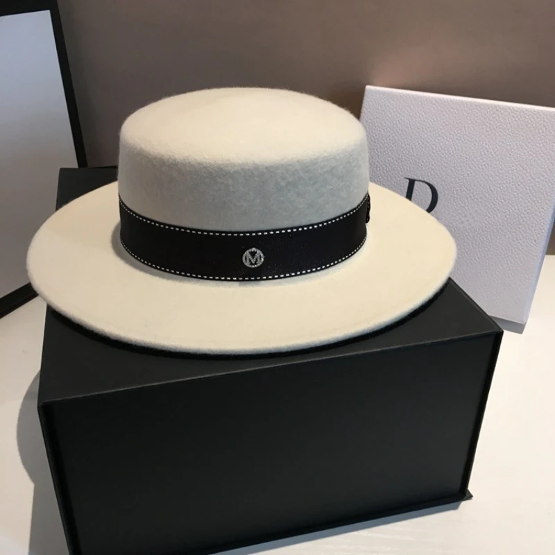 قبعة فيدورا من الصوف بحافة واسعة مسطحة باللونين الأبيض والأسود بألوان محايدة لملابس الخريف والشتاء غير الرسمية للجنسين للرجال والنساء