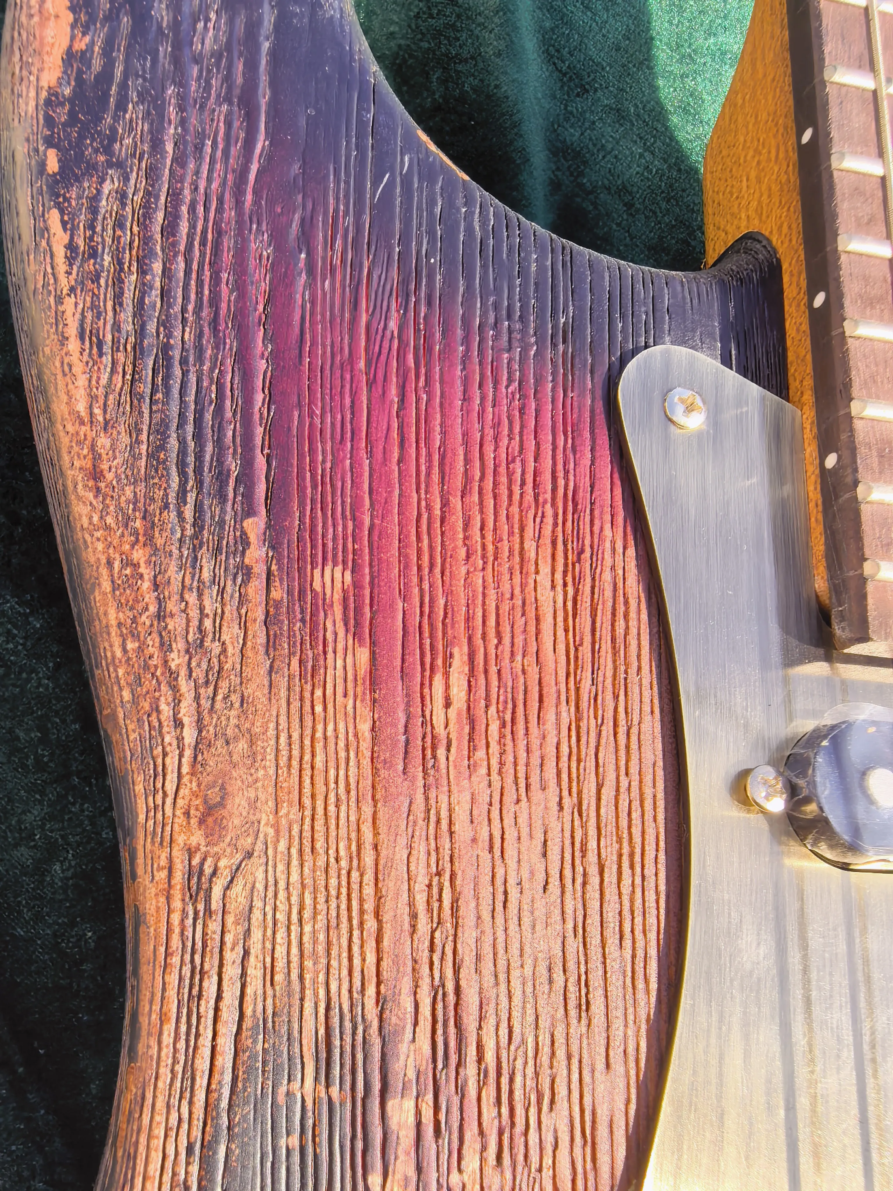 Make an old-style 6-string electric guitar. Suncolor.Aluminum-nickel-cobalt pickups. Copper-colored protective plate.