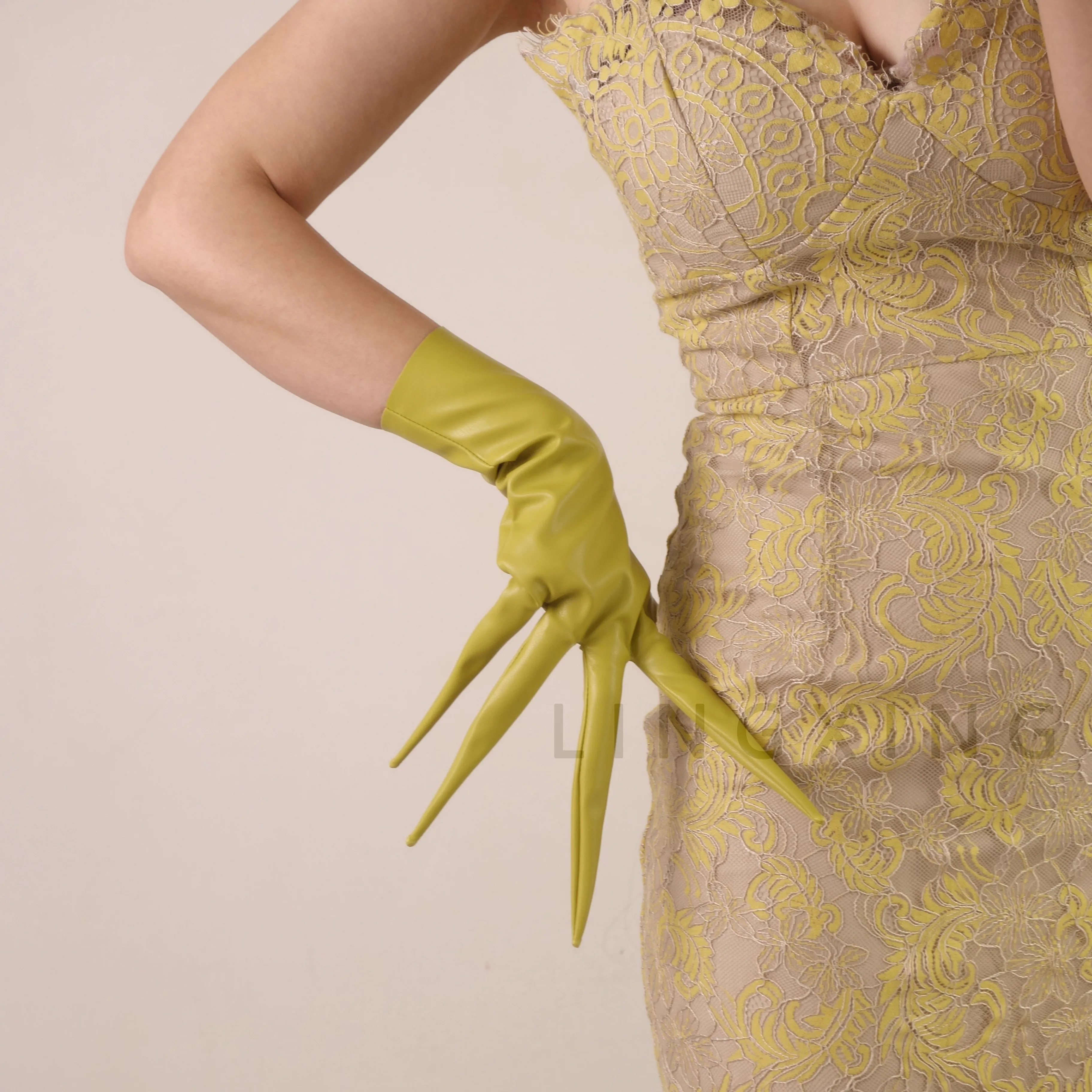 35 cm 14 Zoll spitze Fingerhandschuhe aus patentiertem Kunstleder PU mit langen Spikes an den Schultern, Armwärmer, glänzend schwarz, Pfoten-Drachenknöchel-Design – Detail 23
