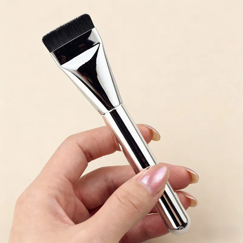 Wielofunkcyjny pędzel do makijażu z ultra-cienkimi, hipoalergennymi włosiem z nylonu, owalny pędzel do twarzy idealny do konturowania i blendowania.