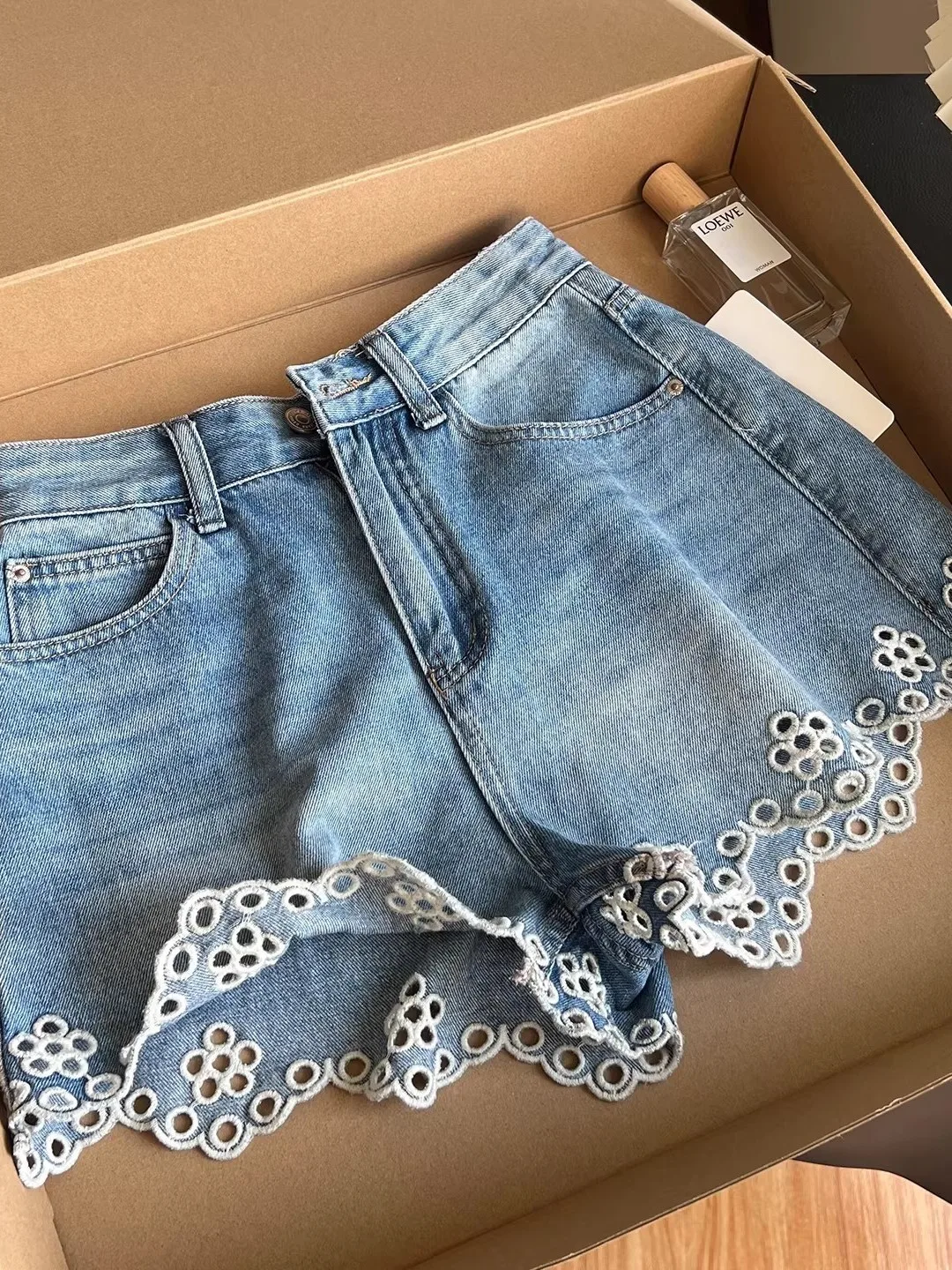 

Женские летние тонкие джинсовые шорты с высокой талией, вышивкой и кружевной отделкой по низу, широкие штанины, А-силуэт, большие размеры, повседневные, удобные