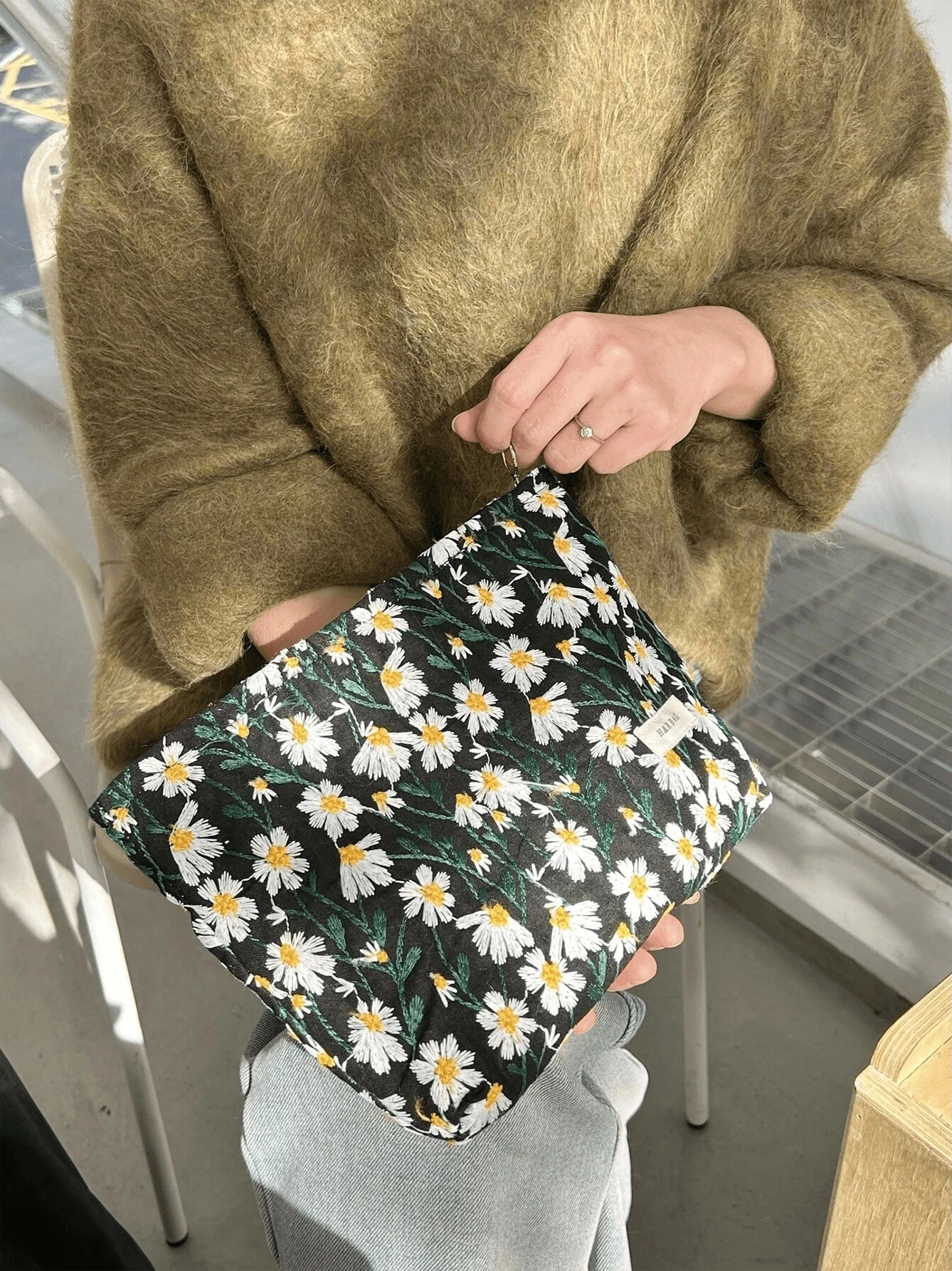 Embroidered Daisy Flower Floral Cosmetic Bag Portable Travel Bag Carry On Makeup Bag Skin Care Bag Toilet Bag Gift Box Women