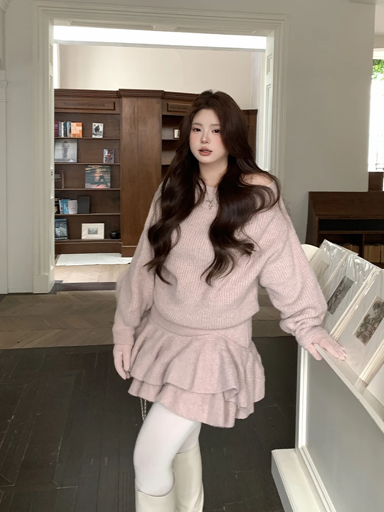 

Женский комплект больших размеров: осенне-зимнее вязаное платье с открытыми плечами, цветочный топ и юбка, модный комплект из двух предметов, стройнящий силуэт.