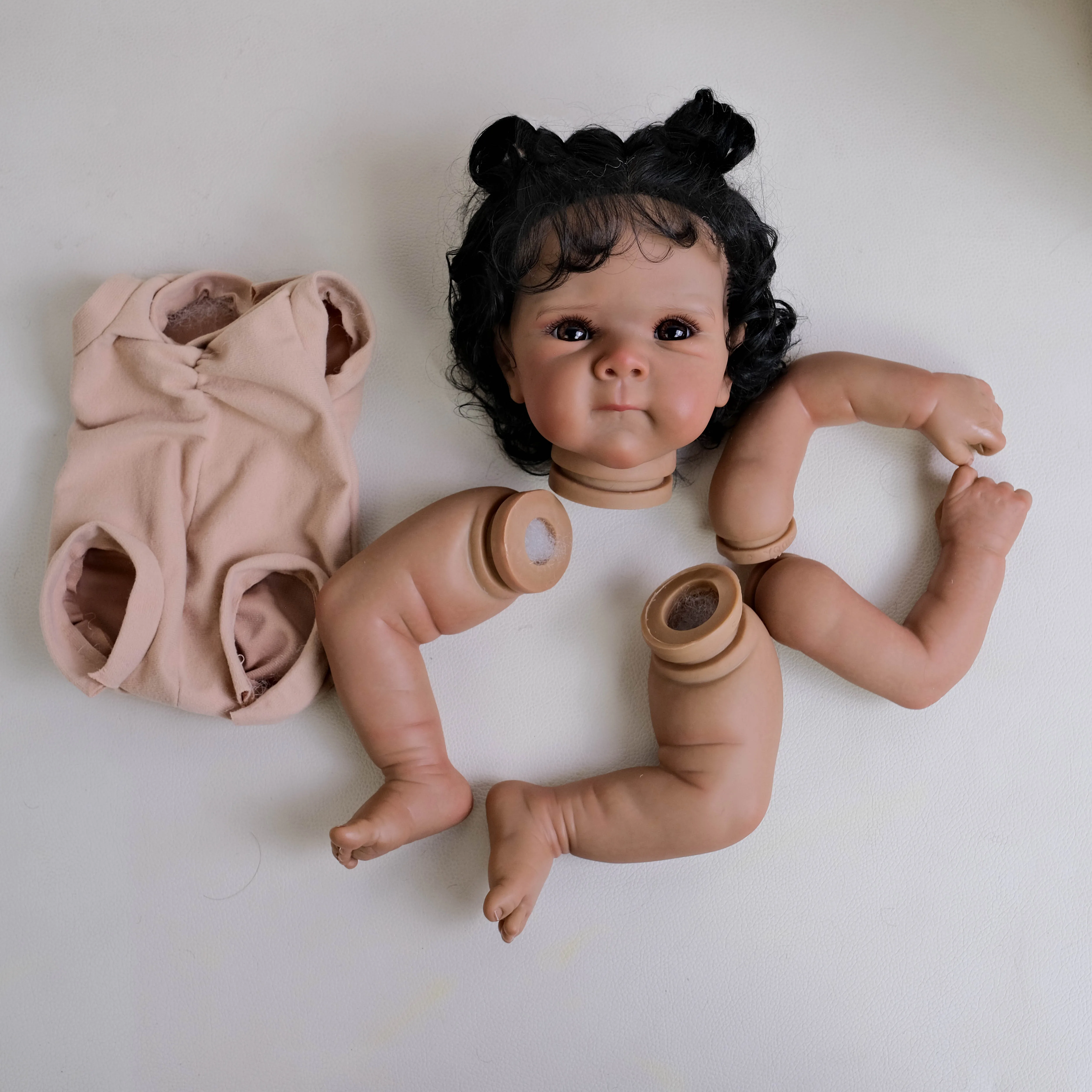 NPK 18 inch Bettie Levensechte Onvoltooide Reborn Doll Kit Donkerbruine Huid Geschilderd DIY Speelgoed Pop Onderdelen met Krullend Haar