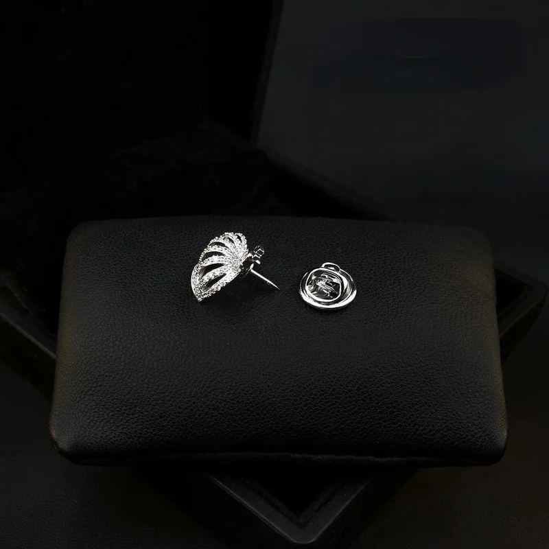 Brooch Crown Collar Pin Anti-Exposure Buckle Women Small V-neck Decorations Clothes Fixing Pins Corsage Accessories Jewelry 3306