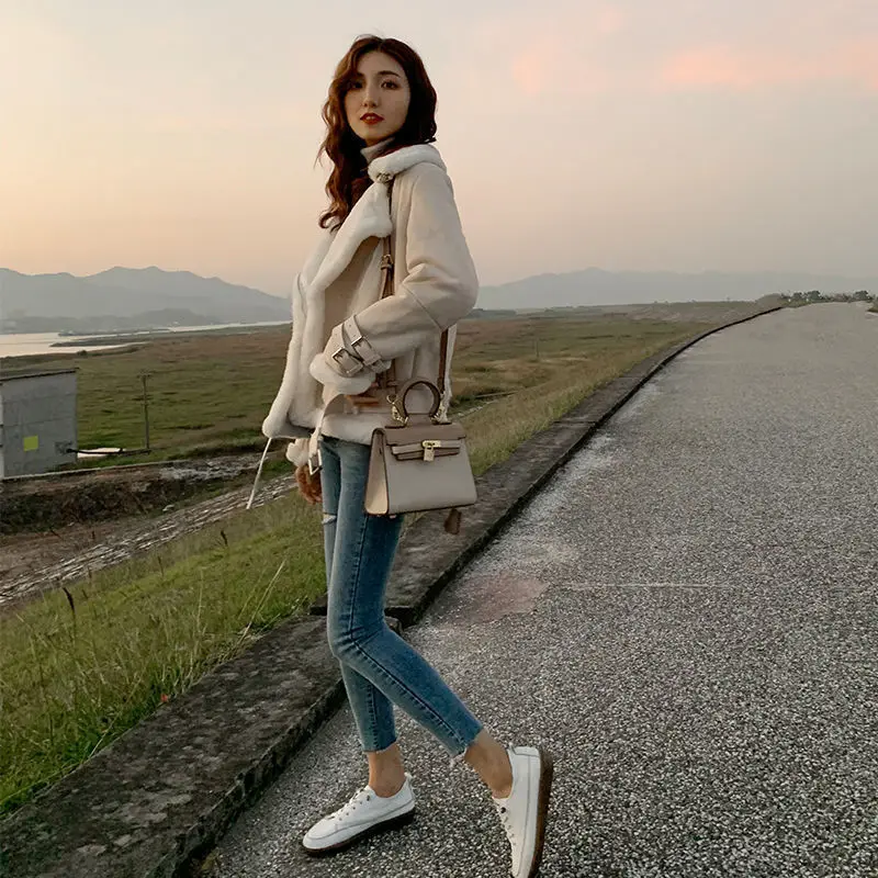 سترة نسائية من فرو الضأن الصناعي من الجلد والفراء مع حزام معطف قطيفة بسحاب وأكمام طويلة سترات منفوشة معاطف شتوية سميكة فروي