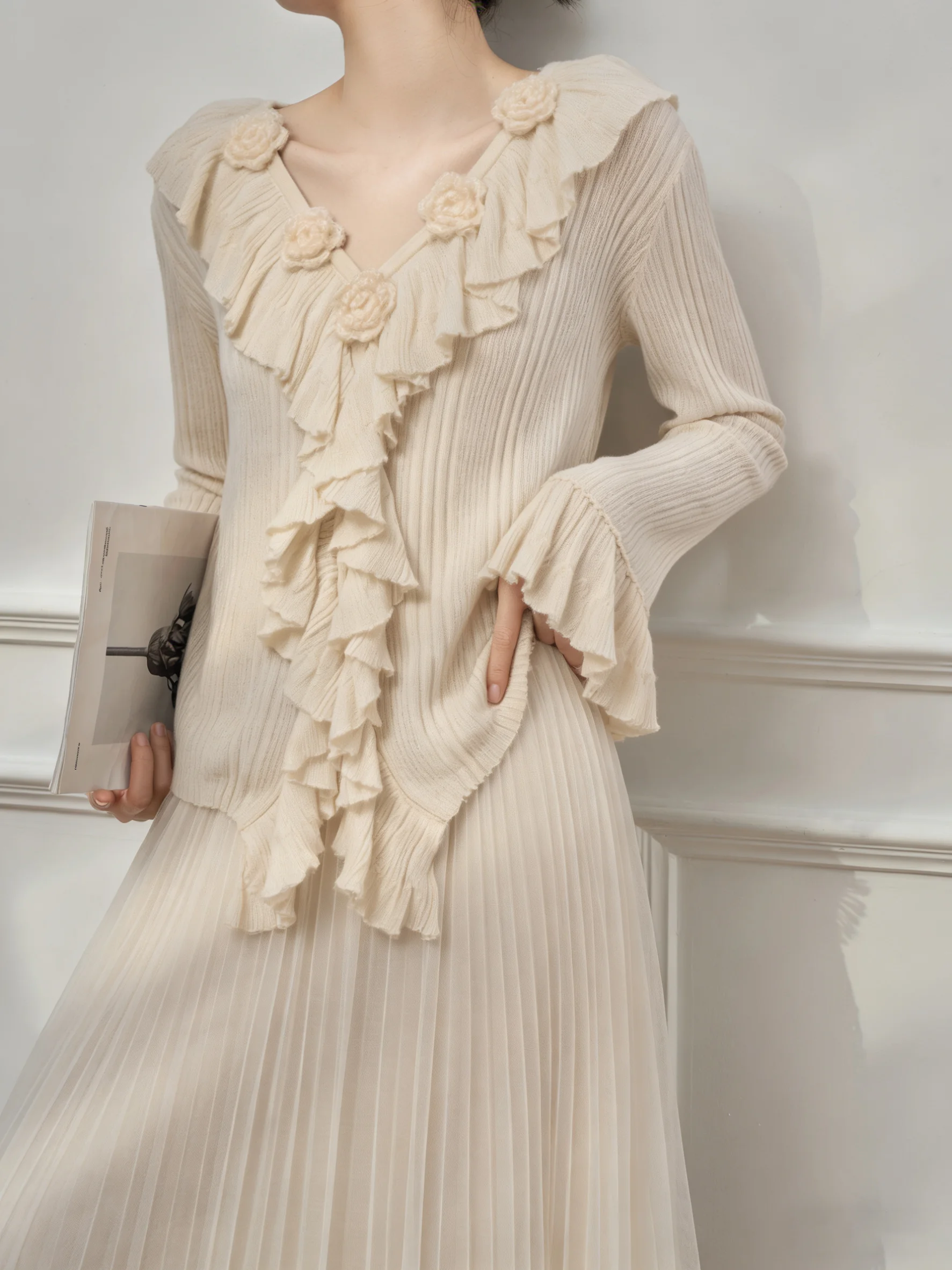 

Женский вязаный свитер Ele с V-образным вырезом, рукавами-колокол и 3D-цветочным дизайном, абрикосового цвета, для повседневной носки и поездок на работу, весна