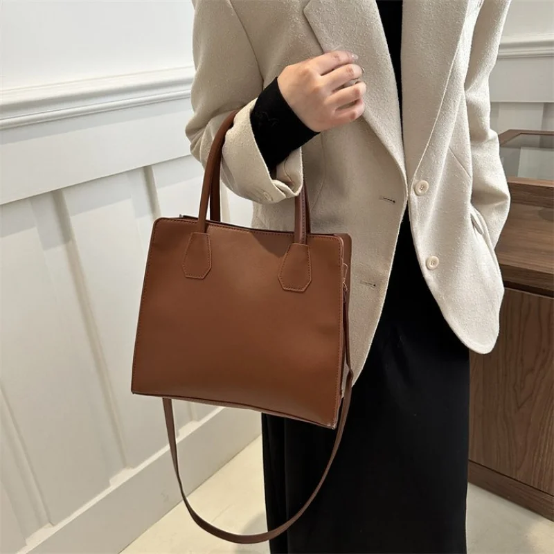 

Retro Luxury Brass Hardware Crossbody Bag Premium PU Leather Women Handbag Stylish Zipper