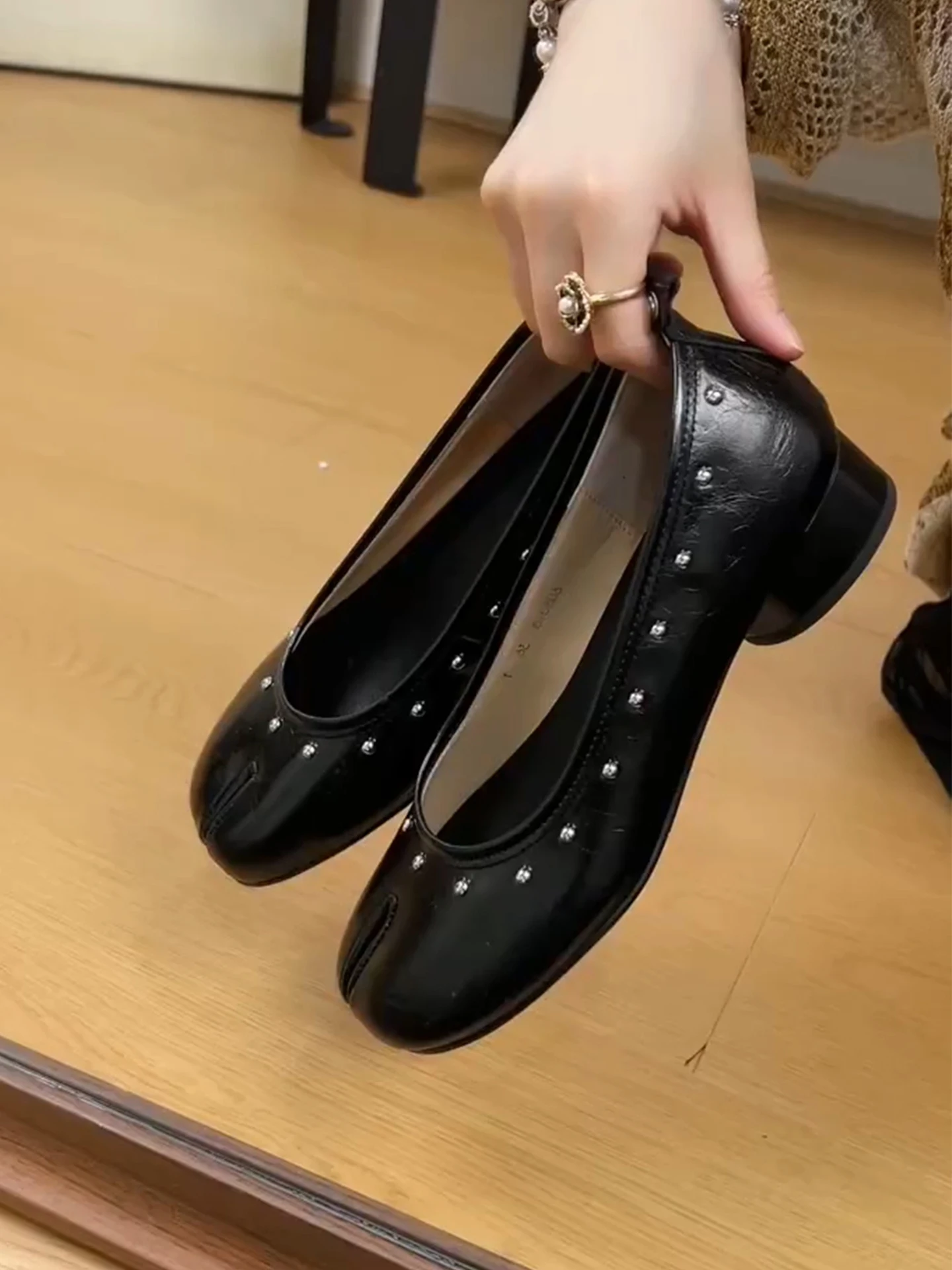 zapatos-de-tacon-grueso-de-piel-de-oveja-con-remaches-estilo-retro-para-mujer-bailarinas-de-punta-redonda-con-puntera-abiert