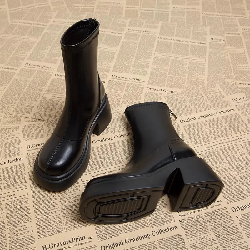 Botas curtas de sola grossa pequena para mulheres, sentindo-se pequenas, botas vermelhas, novo design, outono e inverno, 2022