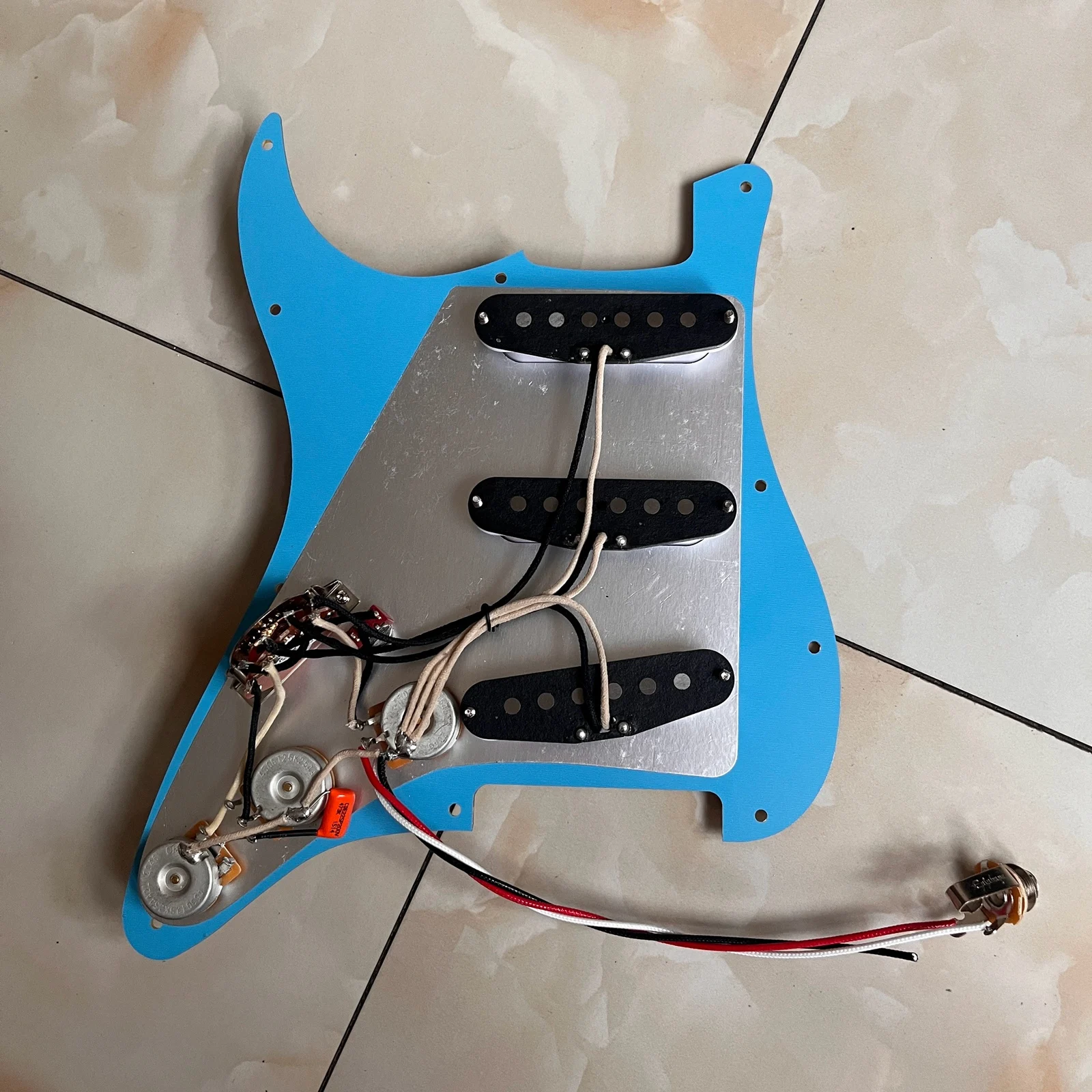 SSS prewired embellished mirro zlato kytara pickguard sada bílá pickups multifunkce spínač kytara součástky