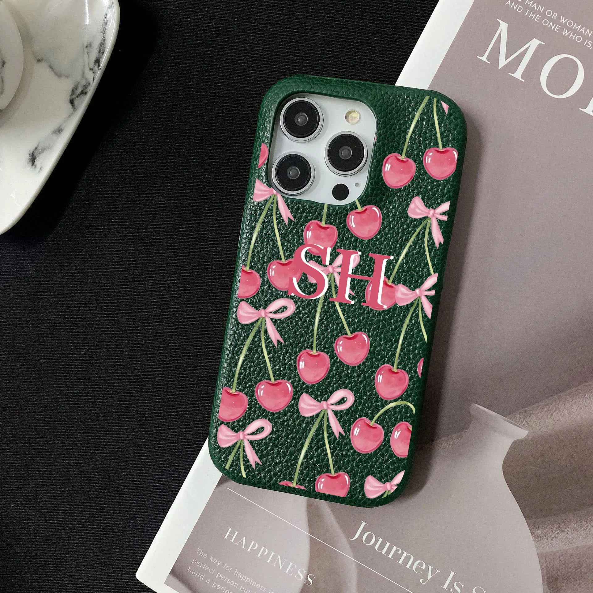 حافظة هاتف صلبة من الجلد بأحرف الاسم الأولي لهاتف آيفون 16 15 14 13 12 11 Pro Max XR Plus غطاء خلفي فاخر مخصص