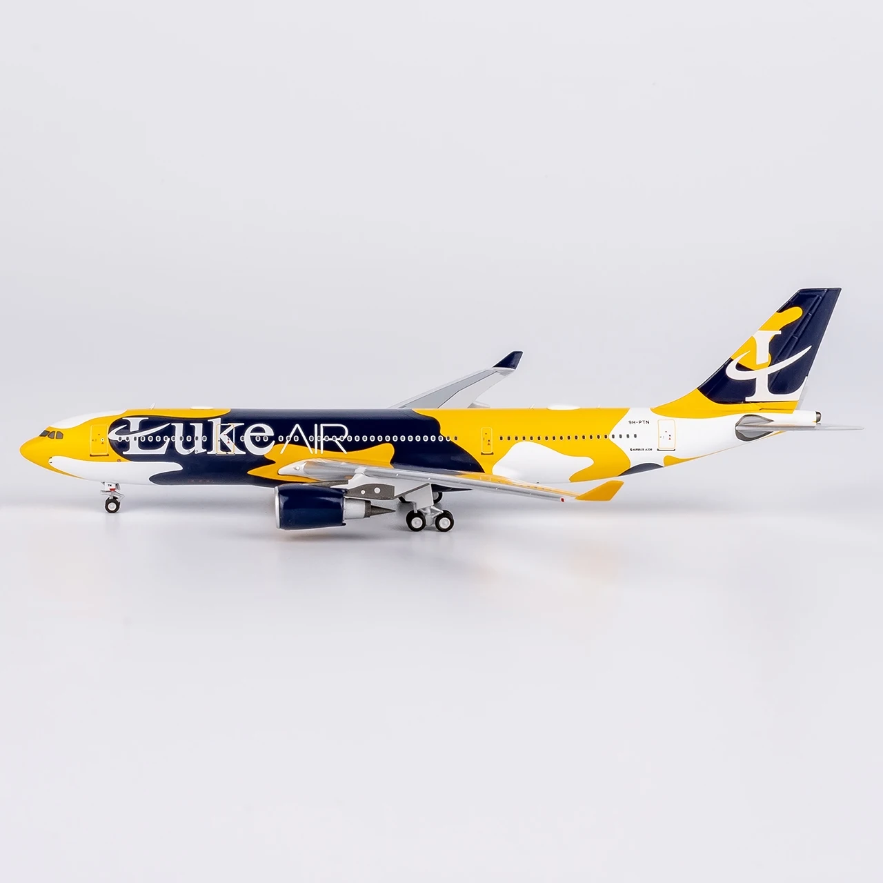 61098 سبيكة تحصيل طائرة هدية NG نموذج 1:400 Luke Air Airbus A330-200 دييكاست طائرة نموذج طائرة 9H-PTN وبطاقة نقطة