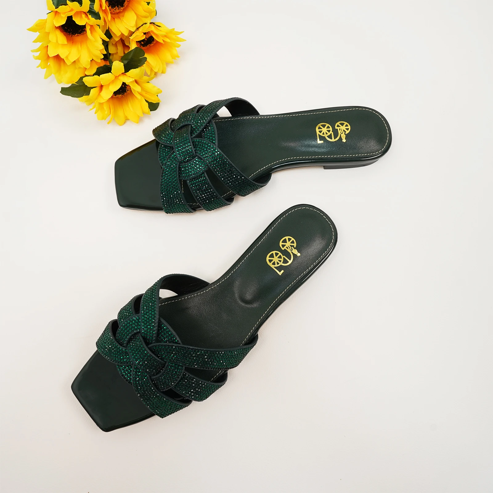 2024 summer women\'s flat bottomed open toe slippers,fashionable and casual rhinestone outdoor slippers, anti slip beach slippers