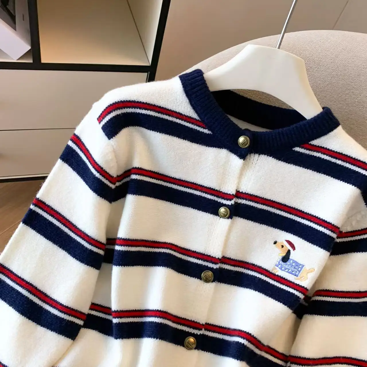 Maglione ricamato cane bassotto cartone animato a righe bianche da donna coreano ufficio ragazza alla moda autunno nuovo cardigan lavorato a maglia