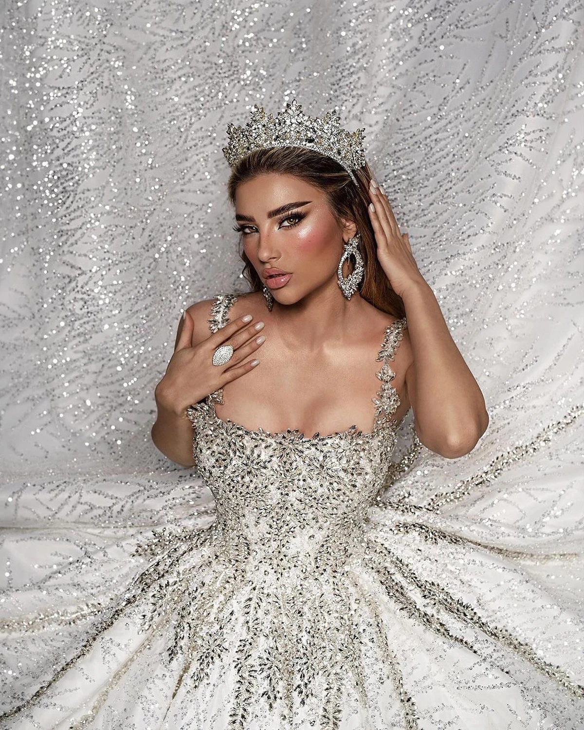 Luksusowe kryształy Bling suknia balowa suknie ślubne Spaghetti pasek bez rękawów pociąg typu Sweep suknie ślubne szaty De Mariée dostosowane