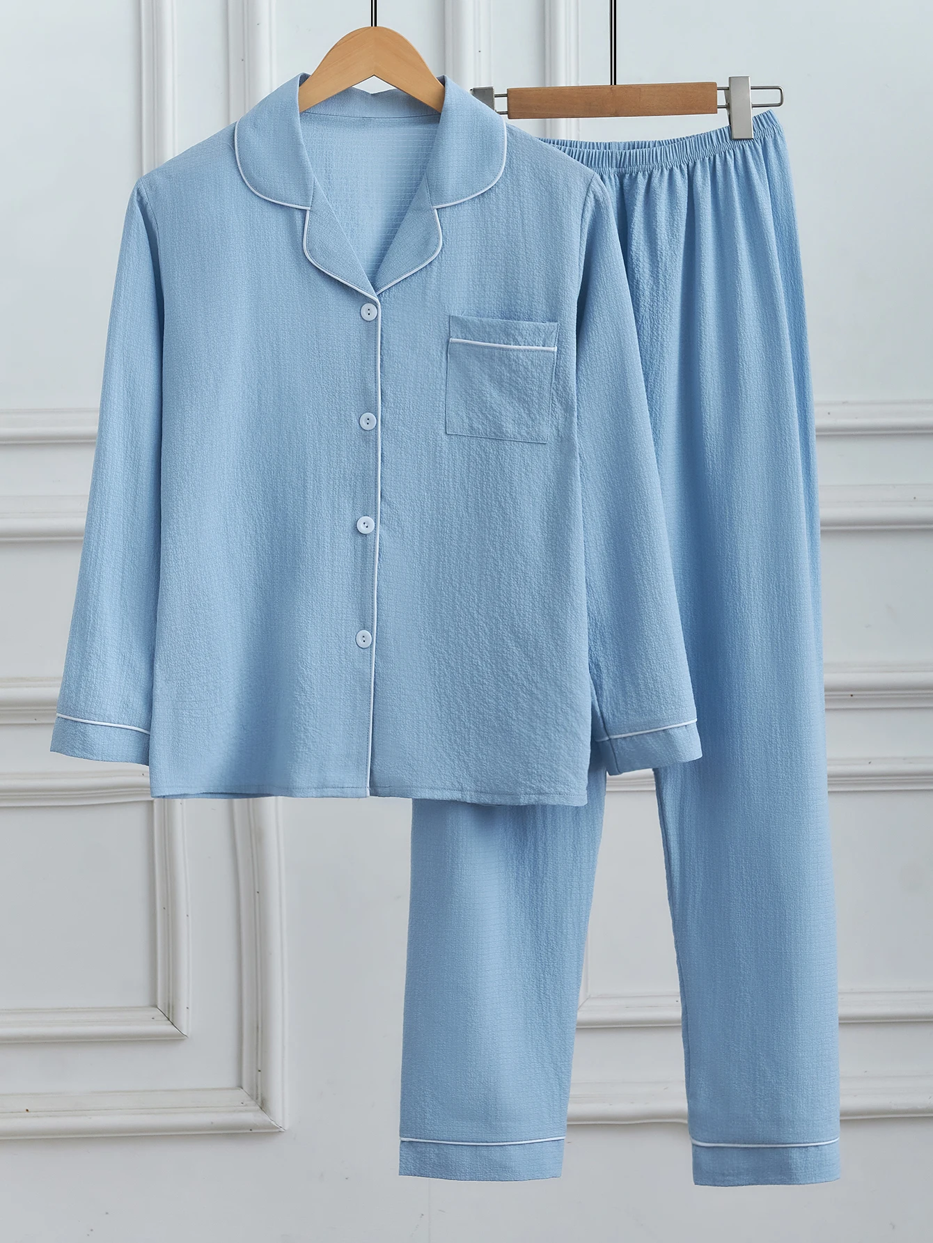 Damen-Pyjama-Set mit langen Ärmeln – lässiges, einfarbiges Oberteil mit geknöpfter Tasche und langer Hose, gewebter Polyester-Pyjama für Erwachsene für den Herbst/ – Detail 15