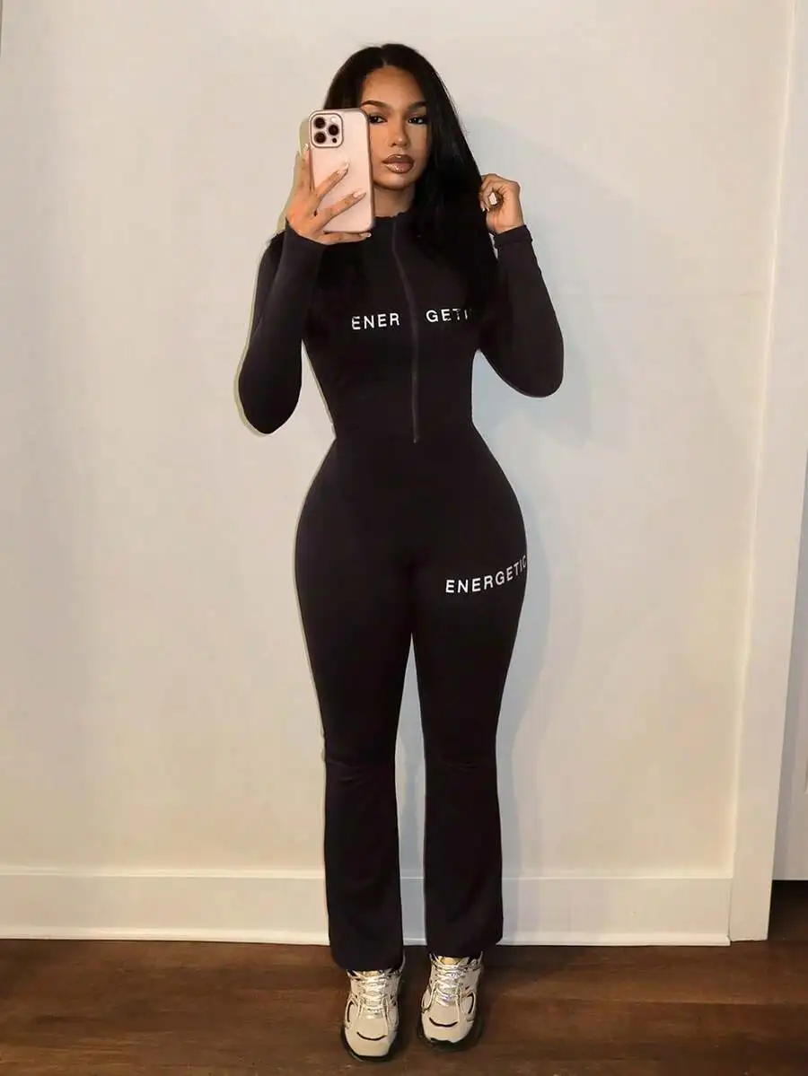 

Черный комбинезон на молнии с длинными рукавами и белой надписью, приталенный крой для повседневной носки
