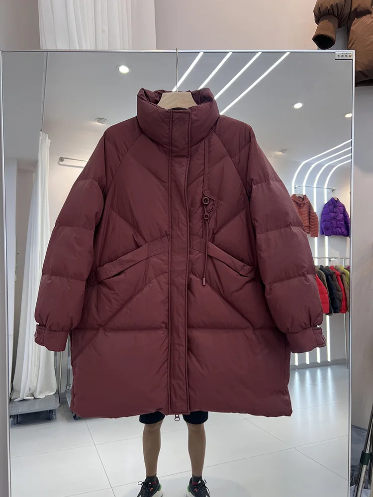 النسخة الكورية الوقوف طوق فضفاض الأبيض بطة أسفل سترة الشتاء المرأة الجديدة منتصف إلى نمط طويل مع مشبك تصميم أسفل معطف