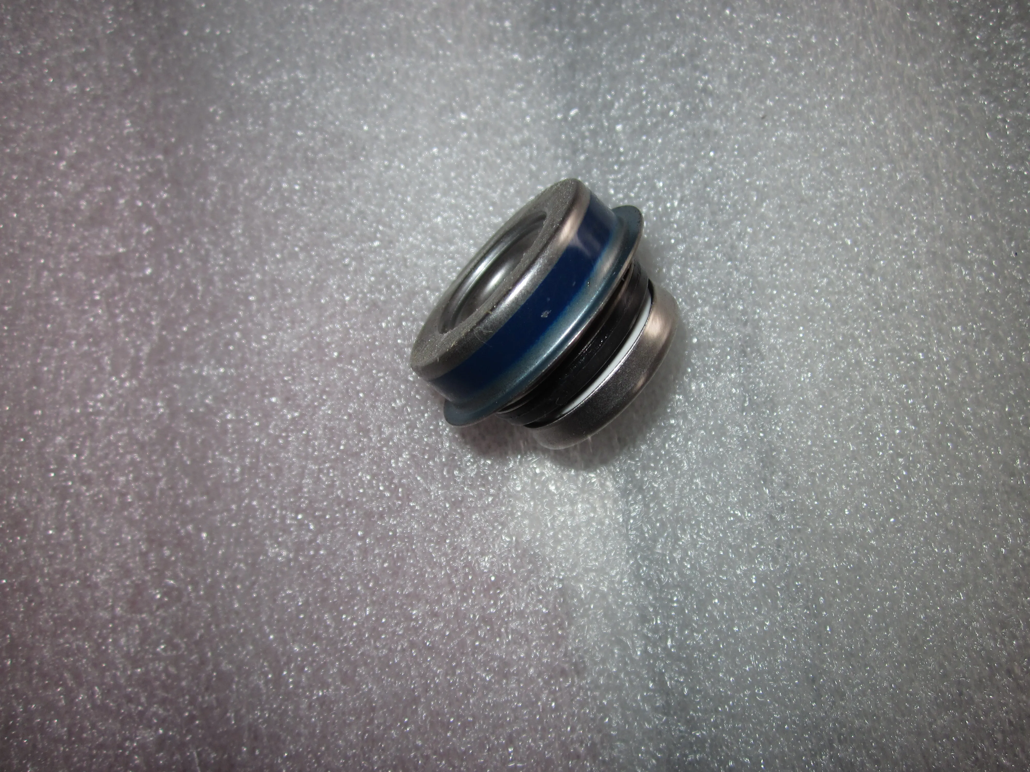 water pump shaft with seal for Jiangxi Fengshou Lenar 254 tractor with engine NJ385 / NJ380