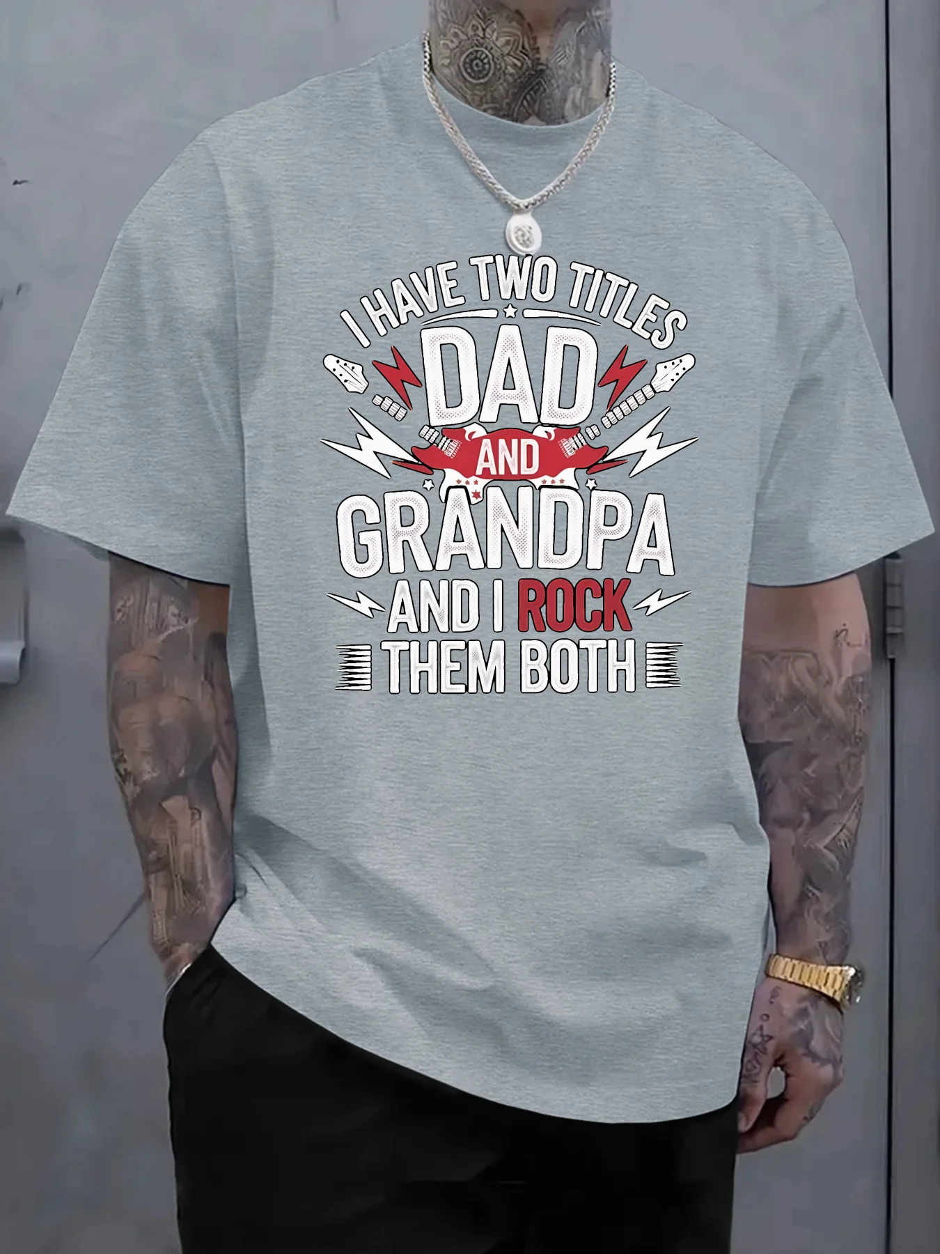 เสื้อยืดผู้ชายผ้าฝ้ายแท้รุ่นใหม่ปี 2025 สุดสนุก ฉันมีสองชื่อ: พ่อและคุณปู่ และฉันร็อคทั้งสอง เสื้อผ้าผู้ชายสำหรับฤดูร้อนและกิจกรรมกลางแจ้ง