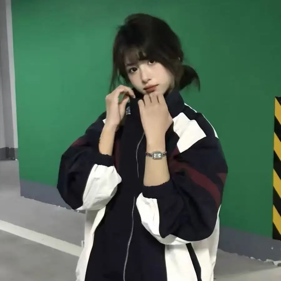 

Женские куртки Элегантная женская ветровка с капюшоном в полоску с контрастным узором Модная стильная верхняя одежда на пуговицах с передним карманом Pure