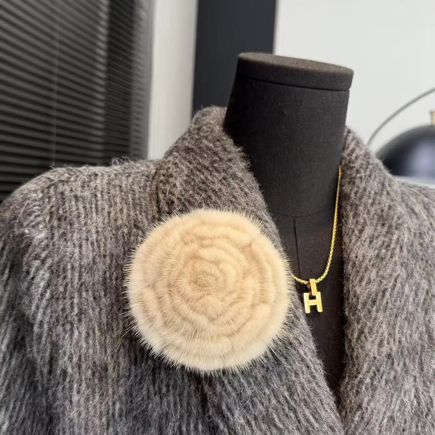 Female Real MInk Fur rose brooch – authentic fur lapel pin for women's autumn/winter brooch pin for sweaters, scarf