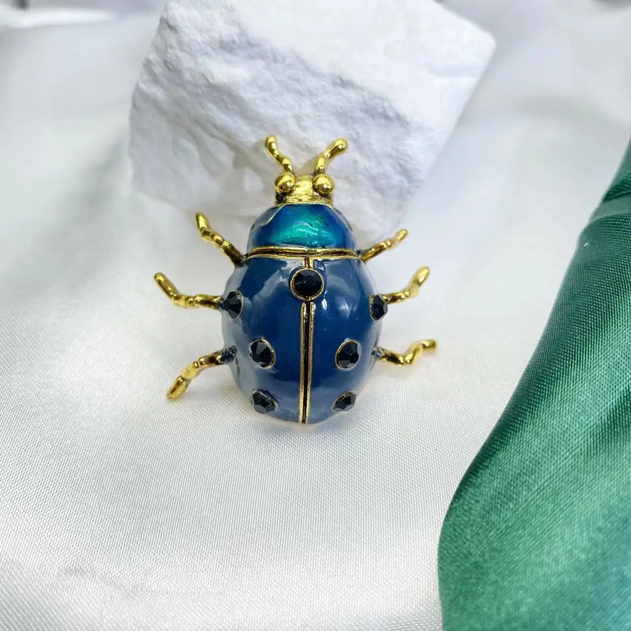 

Japan and South Korea's new women's design niche versatile brooch anti-light fashion retro pin