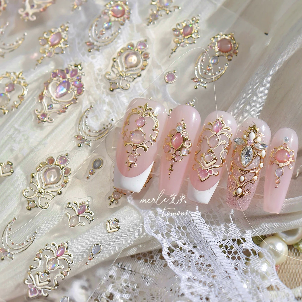 ピンクジェムズ 5D ネイルアートステッカー エンボス加工ゴールドネイルアートステッカーデカール 高級ラインストーン付き メイスデザイン 自己粘着スライダー